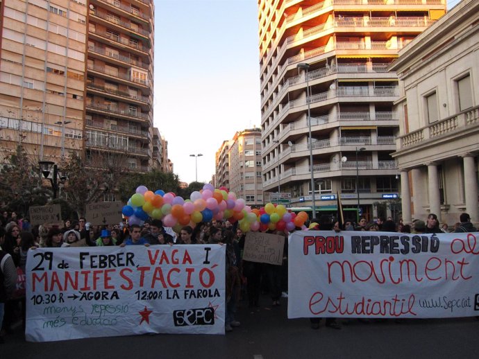 Decenas De Estudiantes Se Concentran En Castellón