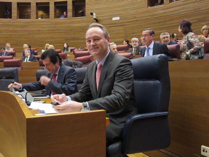Fabra Sentado En Su Escaño En Las Corts