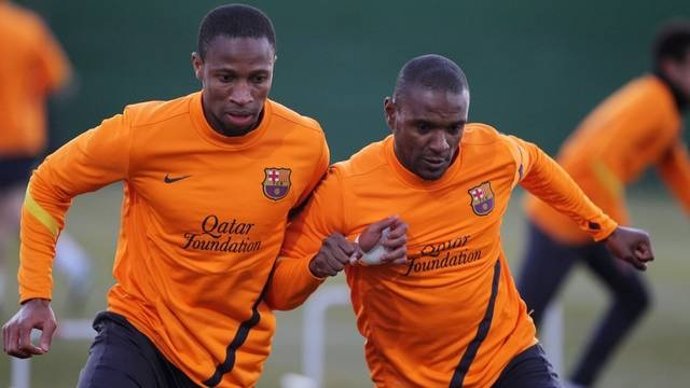 Seydou Keita Y Éric Abidal En Un Entrenamiento Del FC Barcelona