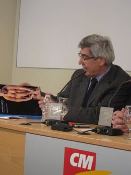 El Autor Martín Paez Mira Su Obra 'Antonio Campillo. Herencia Mediterránea' 