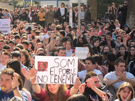 Concentración De Estudiantes Ante La Sede De La Conselleria De Educación