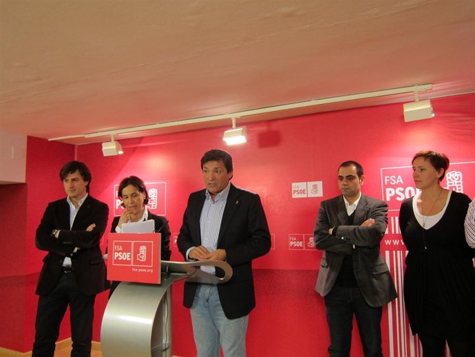 Fernández, Flaqueado Por Autónomos Y Compañeros De Partido, En Rueda De Prensa.