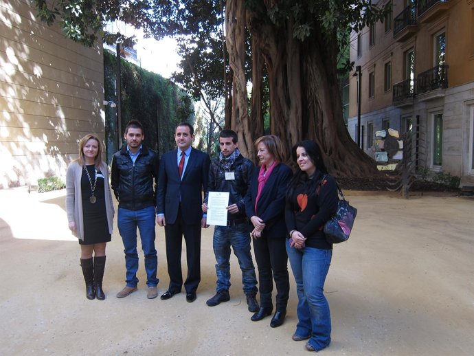 El Presidente De Faavem Con Miembros De La Oposición En Las Corts