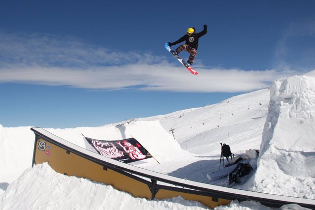 Salto De Snowboarder