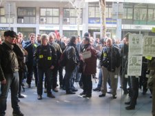 Trabajadores De TMB Ante La Sede De Empresa Y Empleo