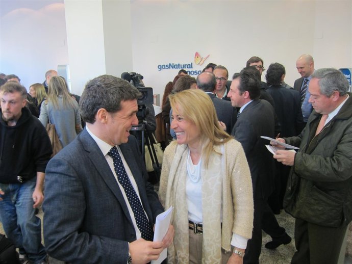 La Alcaldesa De Cáceres Con El Delegado De Negocios De Gas Fenosa
