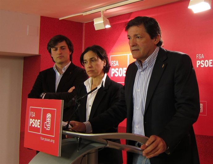 Fernández, Con Compañeros De Partido, En Rueda De Prensa.