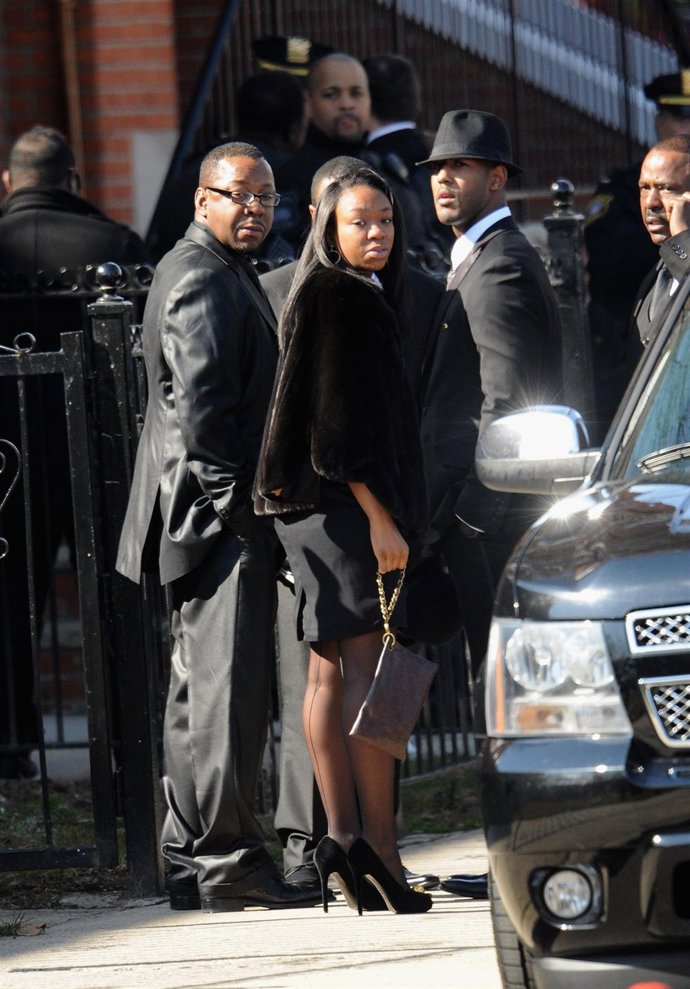 Bobby Brown Y Su Hija Bobby Kristina A La Salida Del Funeral De Whitney Houston
