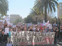 Centenares de alumnos trasladan la protesta a la Conselleria de Educación y anuncian medidas legales