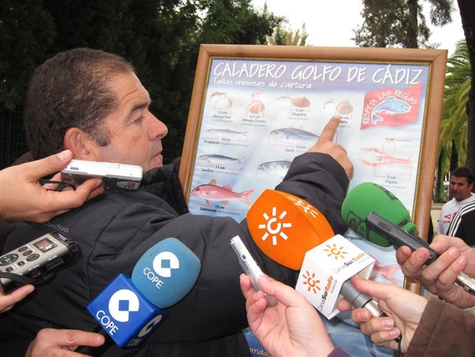 El Portavoz Del Sector De La Chirla, Rafael Núñez, Apunta El Tamaño Del Marisco.