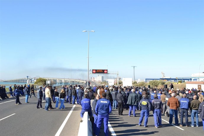 Trabajadores De Navantia Cortan El Acceso Al Puente Carranza