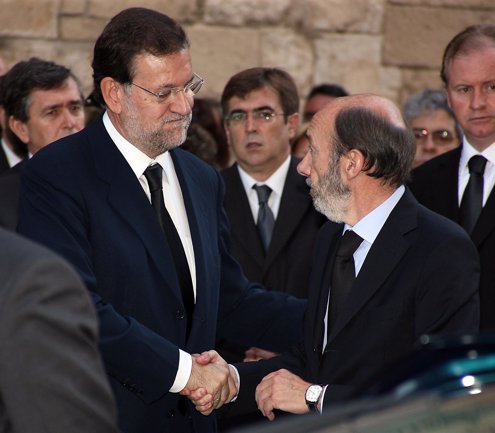 Mariano Rajoy Y Alfredo Pérez Rubalcaba Saludándose 