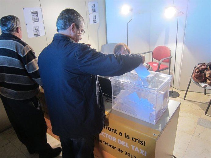 Un Taxista Vota En La Consulta Organizada Por El Imet Y El Sector
