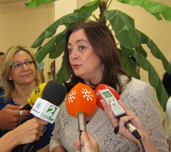 Mar Moreno  atiende a los medios En Sevilla