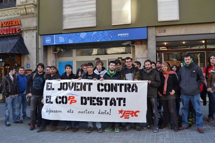 Juventudes De ERC Protestan Ante La Sede Del PP Catalán