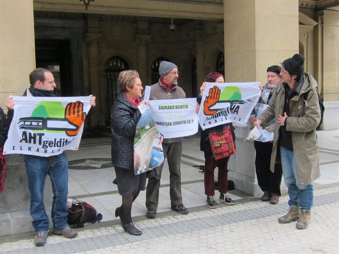 A La Derecha Mikel Álvarez En Una Protesta Contra El TAV.