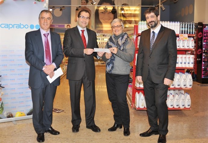 Entrega Del Cheque Con El Dinero Recaudado Por Unilever Y Caparabo