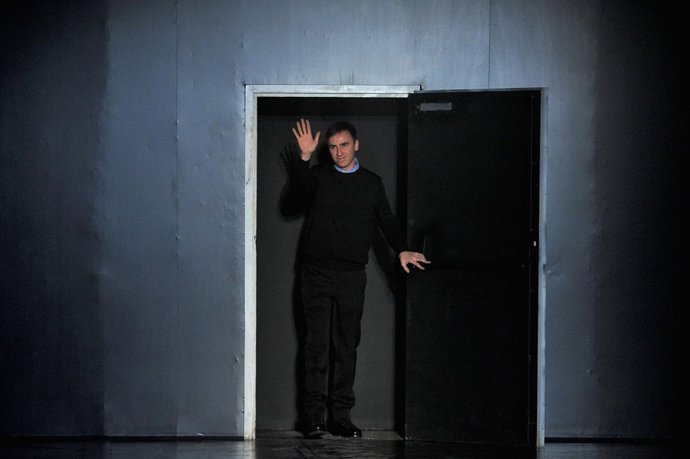 Raf Simons Saludando Tras Un Desfile De Jil Sander 