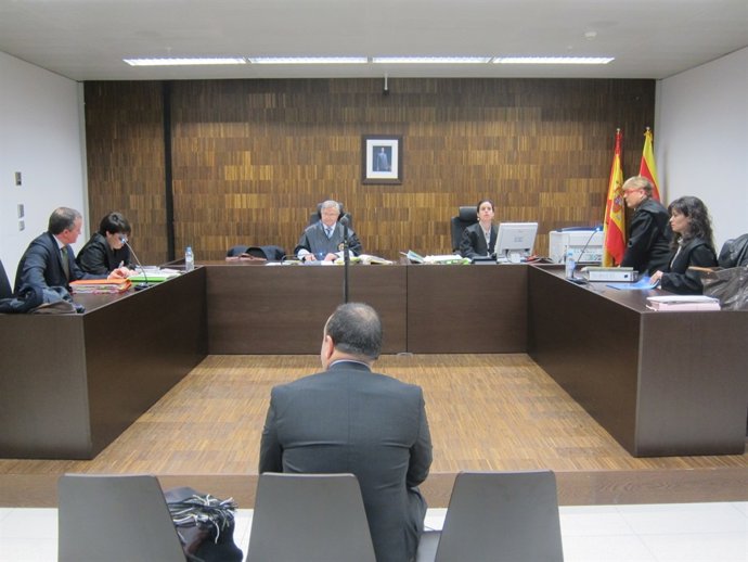 Juicio Contra El Jefe De La Dirección General De Mossos Por Abusar De Empleada