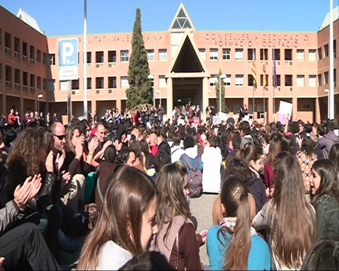 Centenares de estudiantes se concentran en Valencia