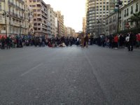 Centenares de personas cortan la calle Xàtiva (Valencia) a la altura del IES Lluís Vives  