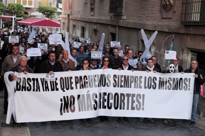 Cerca De 400 Funcionarios Protestan Por Los Recortes Del Ayuntamiento De Murcia