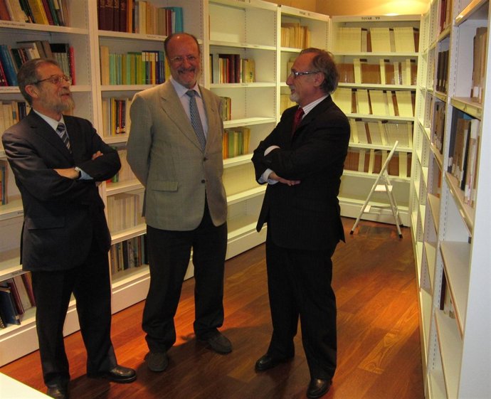Sacristán, León De La Riva Y El Profesor Varela En La Biblioteca Antonio Tovar