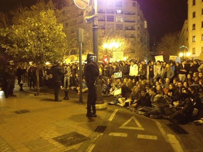 Jóvenes En Un Momento De La Manifestación De Este Jueves En Valencia