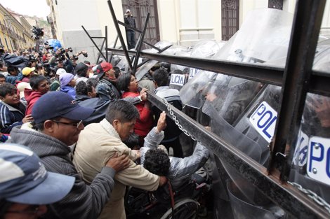 Manifestación De Discapacitados Que Exigen Una Pensión En Bolivia