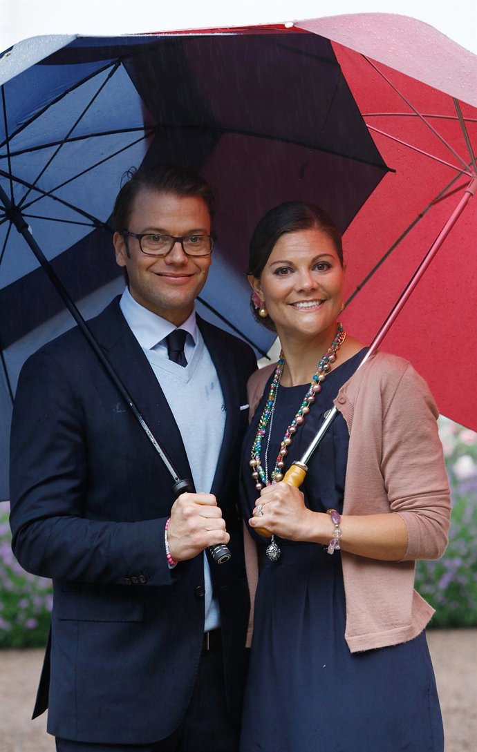 La Princesa Victoria De Suecia Y Su Marido Daniel, Bajo Dos Paraguas 