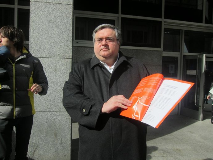 Oleaga Enseña La Demanda Antes De Entrar Al Juzgado