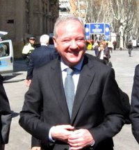 Valcárcel dice que el funcionario no tiene que pagar el plato roto pero matiza que es el parado quien realmente lo paga