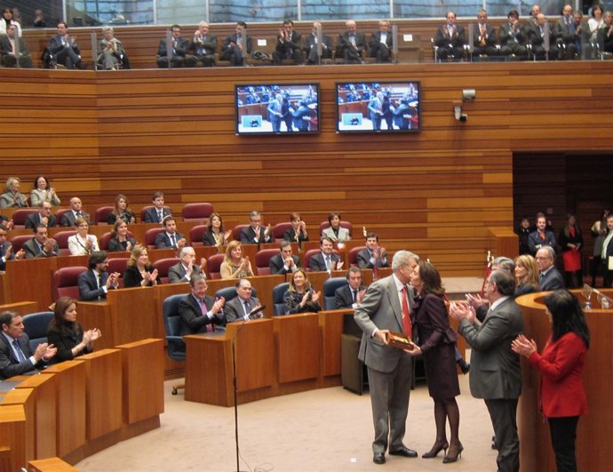 Posada Recoge La Medalla De Oro De Las Cortes De Cyl