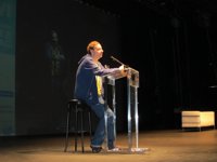 Albert Espinosa dice que su "gran deseo" es que quienes recortan en sanidad pasen una semana en el hospital