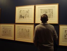 Un Hombre Contempla Obras De La Exposición De Picasso
