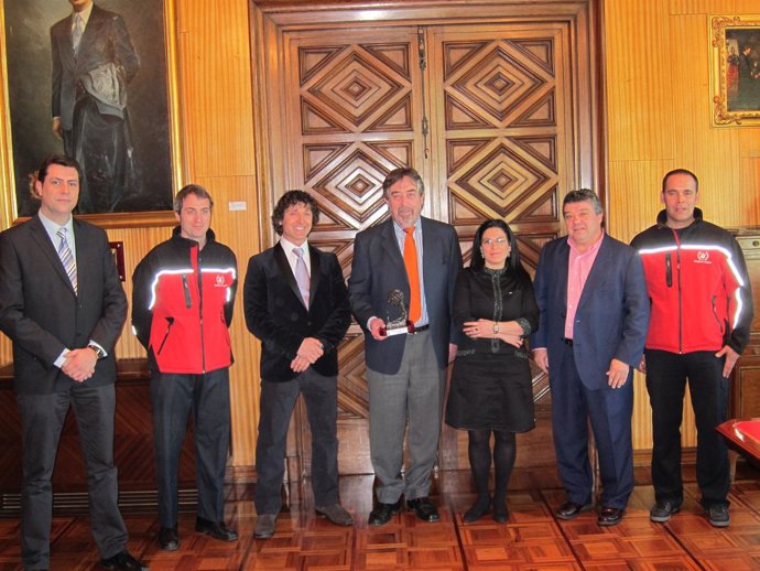 Belloch Con El Premio De Bomberos Sin Fronteras