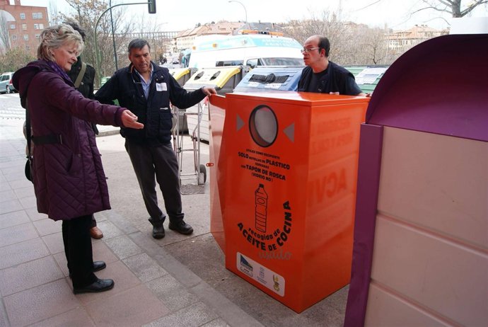 Maroto Supervisa La Colocación De Un Contenedor