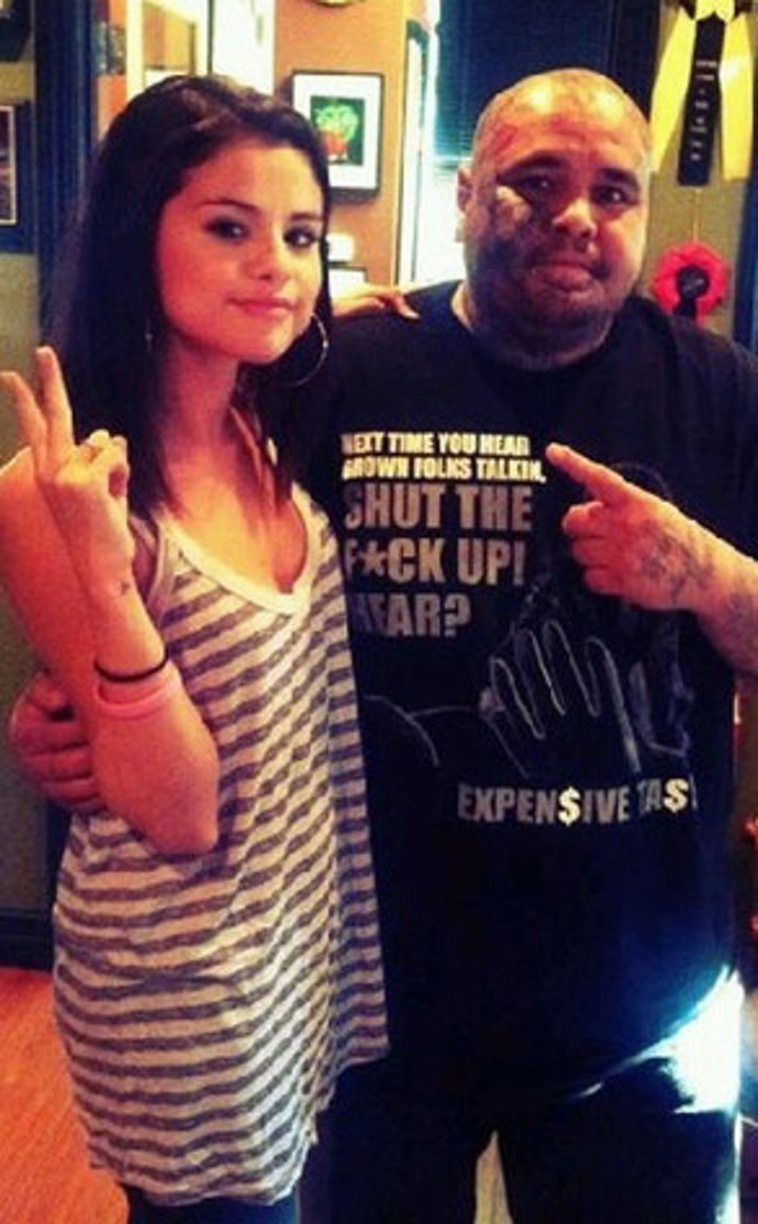 Iamgen Selena Gomez Con Su Nuevo Tatuaje