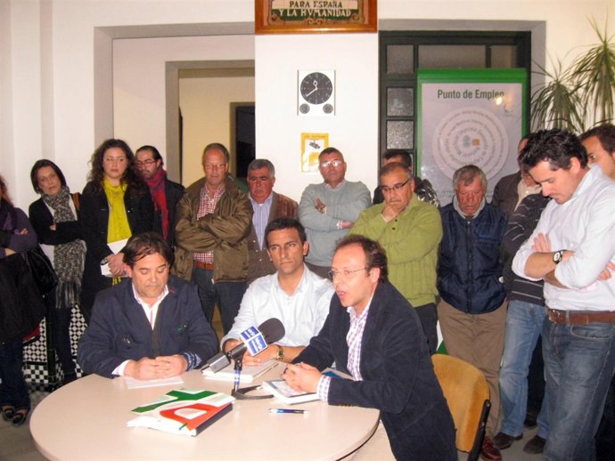 Los Portavoces De La Oposición En Una Rueda De Prensa. 