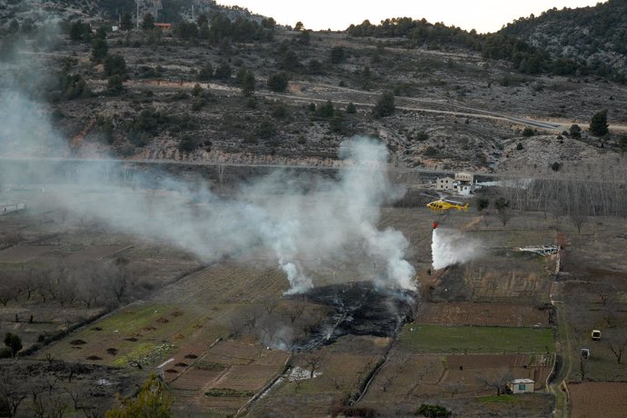 Brigada Helitransportada Apaga Fuego Agrícola En Beceite, Teruel