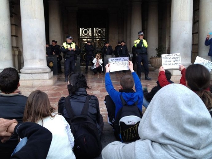 Estudiantes Protestan Frente Al Ayuntamiento De Valencia