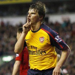 Arshavin (Arsenal) en un partido de la Premier League