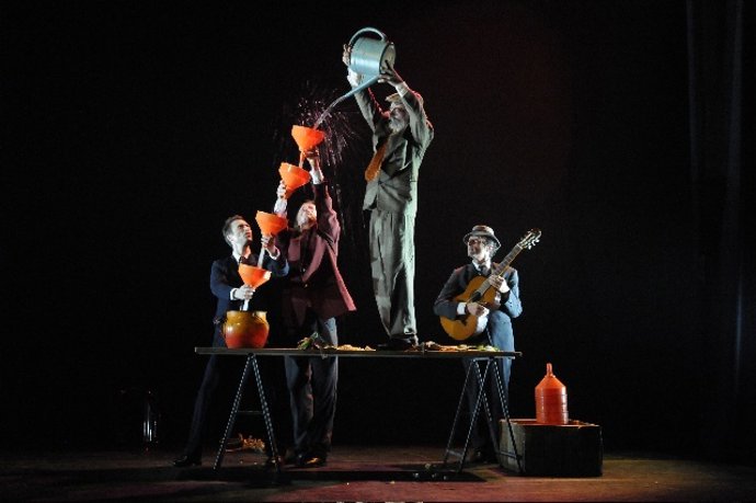 Escena De 'Cabaret Désemboîté'