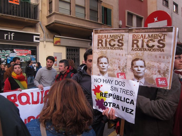 Manifestantes Frente A Los Juzgados De Palma