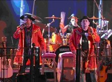 Actuación De Tres Pájaros Y Un Trío.