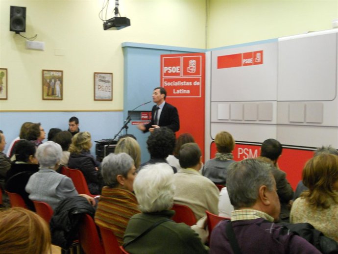 Tomás Gómez En Un Acto En Latina