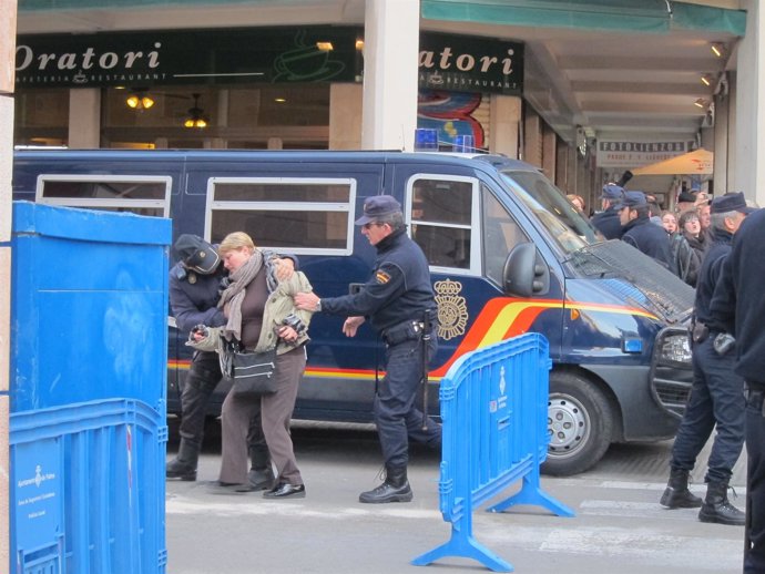 Varios Agentes Retienen A La Mujer Que Ha Lanzado Huevos Al Coche De Urdangarin