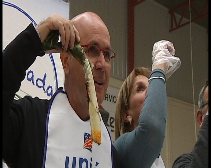 El Líder De UDC, Josep Antoni Duran I Lleida Comiendo Calçots