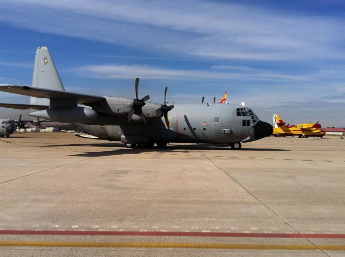 Uno De Los Aviones Hércules A Su Llegada A La Base Área De Torrejón