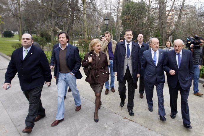 Rajoy, Pasea Por Oviedo, Acompañado Por Representantes Del PP Asturiano.